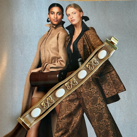 Vintage gold mesh bracelet with white 4 plastic cups , - Picture 1 of 6